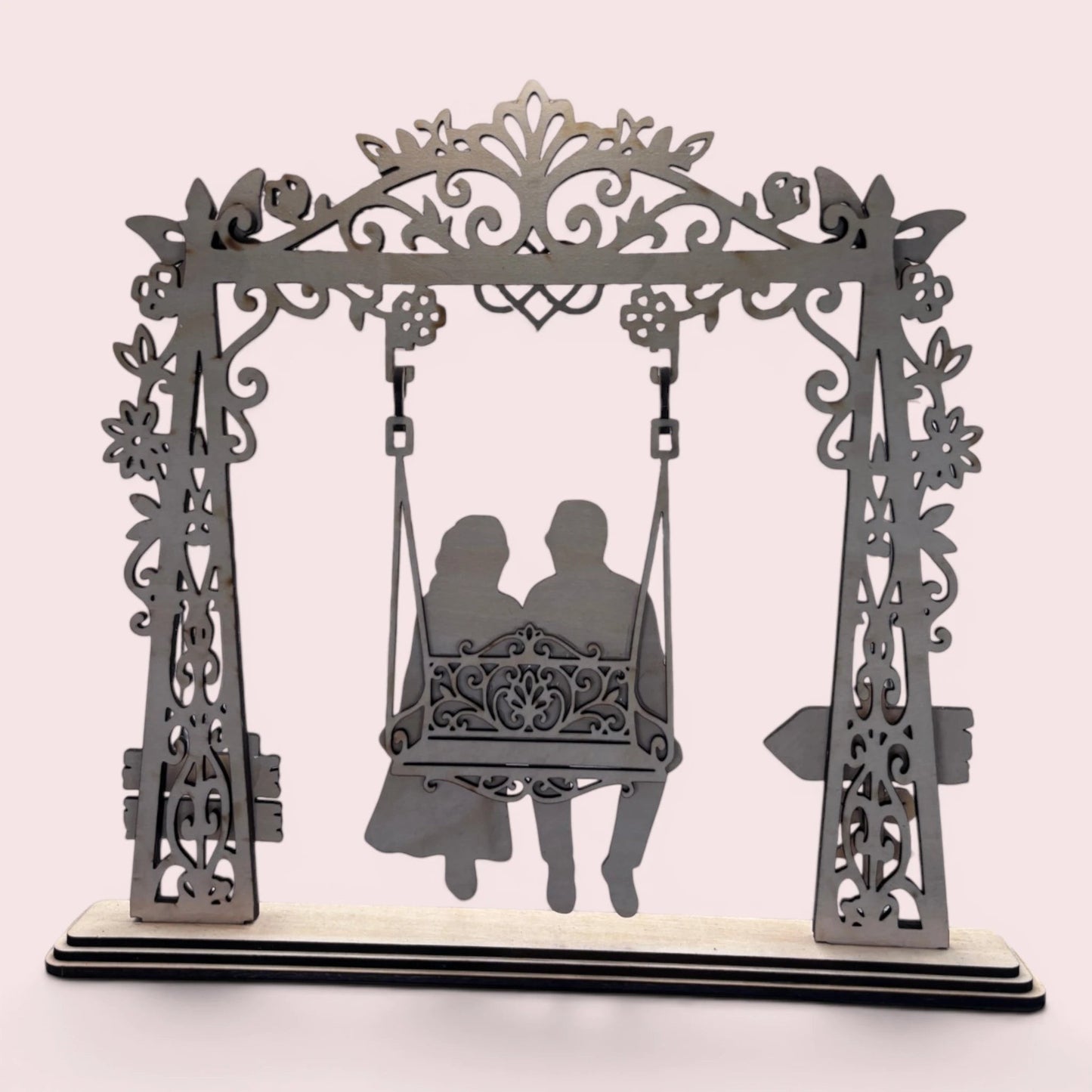 Cadre couple personnalisable en bois avec portrait gravé sur balançoire et décoration papillons