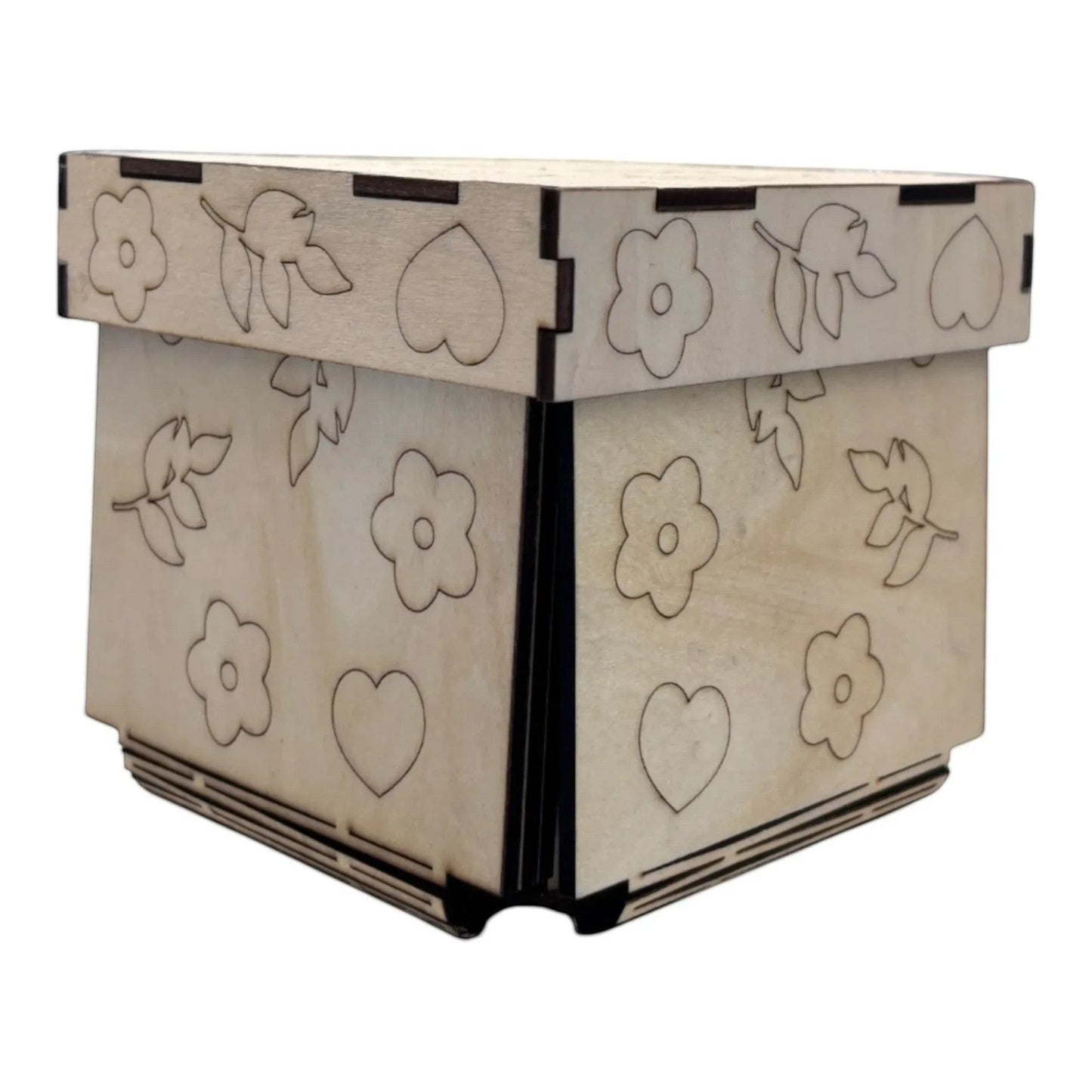 Boîte à bijoux L'Atelier de Lylou en bois naturel décorée de fleurs et cœurs gravés au laser, assemblage par encoches.