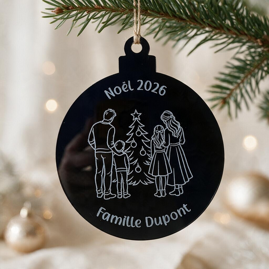 Boule de Noël L'Atelier de Lylou en acrylique noir brillant gravée avec une illustration de famille et prénoms.