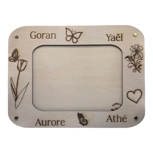 Cadre photo L'Atelier de Lylou en bois naturel gravé avec prénoms, tulipe, papillons, fleur et cœur. Pour photo 10x15 cm.
