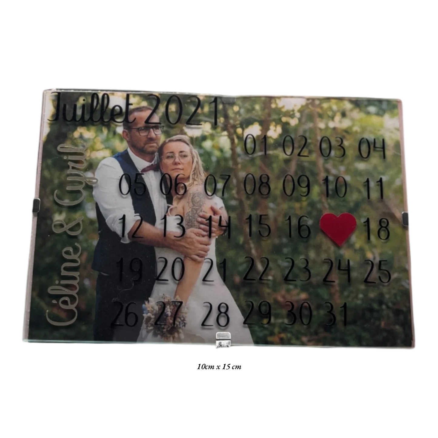 Calendrier personnalisé L'Atelier de Lylou en acrylique avec photo de couple, mois de Juillet 2021, et dates importantes marquées.