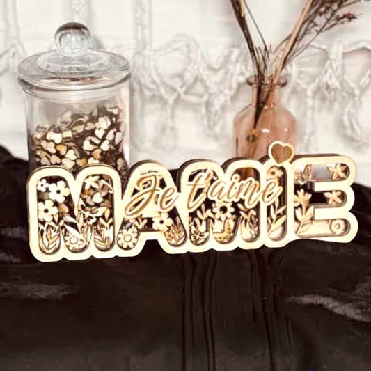 Décoration 3D en bois multicouches L'Atelier de Lylou avec inscription "Mamie Je t'aime" et motif floral découpé au laser.