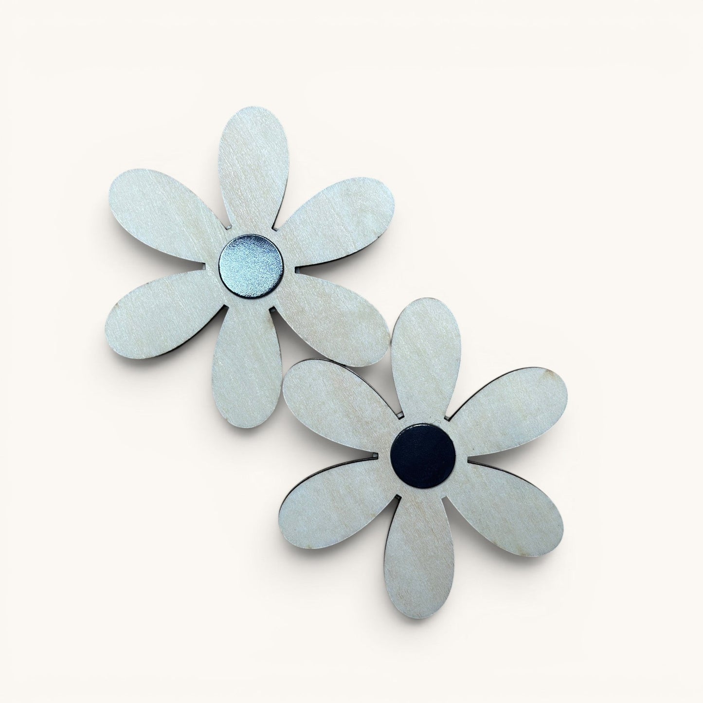 L'Atelier de Lylou magnet fleur en bois personnalisable, cadeau de fin d'année scolaire, 13 cm de diamètre.