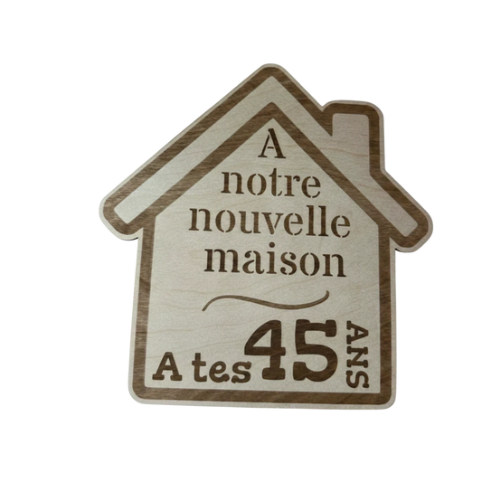 Plaque de mai en bois naturel L'Atelier de Lylou, forme maison, gravée "À notre nouvelle maison, à tes 45 ans"