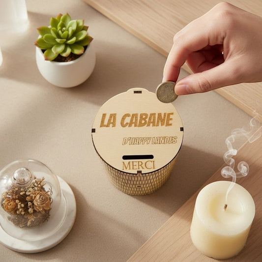 L'Atelier de Lylou tirelire en bois personnalisable avec gravure "LA CABANE D'HAPPY LANDES MERCI"