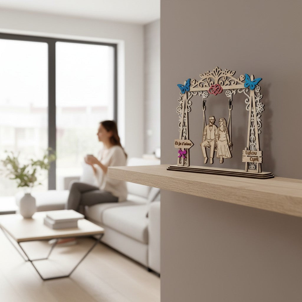 Cadre couple personnalisable en bois avec portrait gravé sur balançoire et décoration papillons