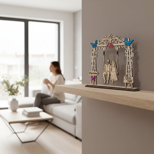 Cadre couple personnalisable en bois avec portrait gravé sur balançoire et décoration papillons