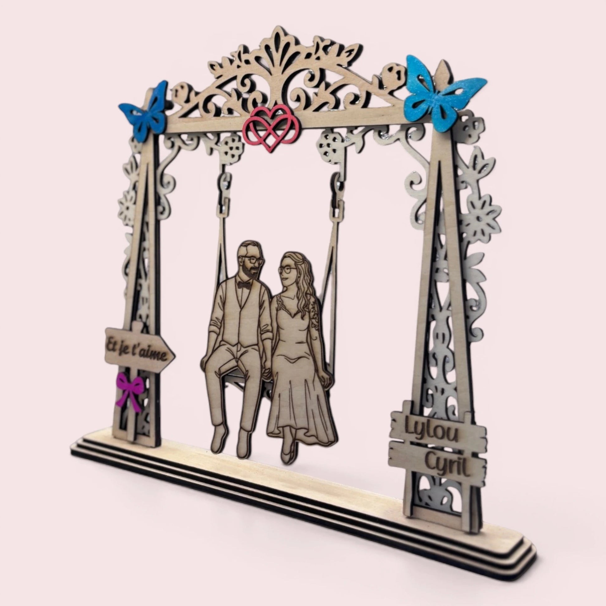 Cadre couple personnalisable en bois avec portrait gravé sur balançoire et décoration papillons