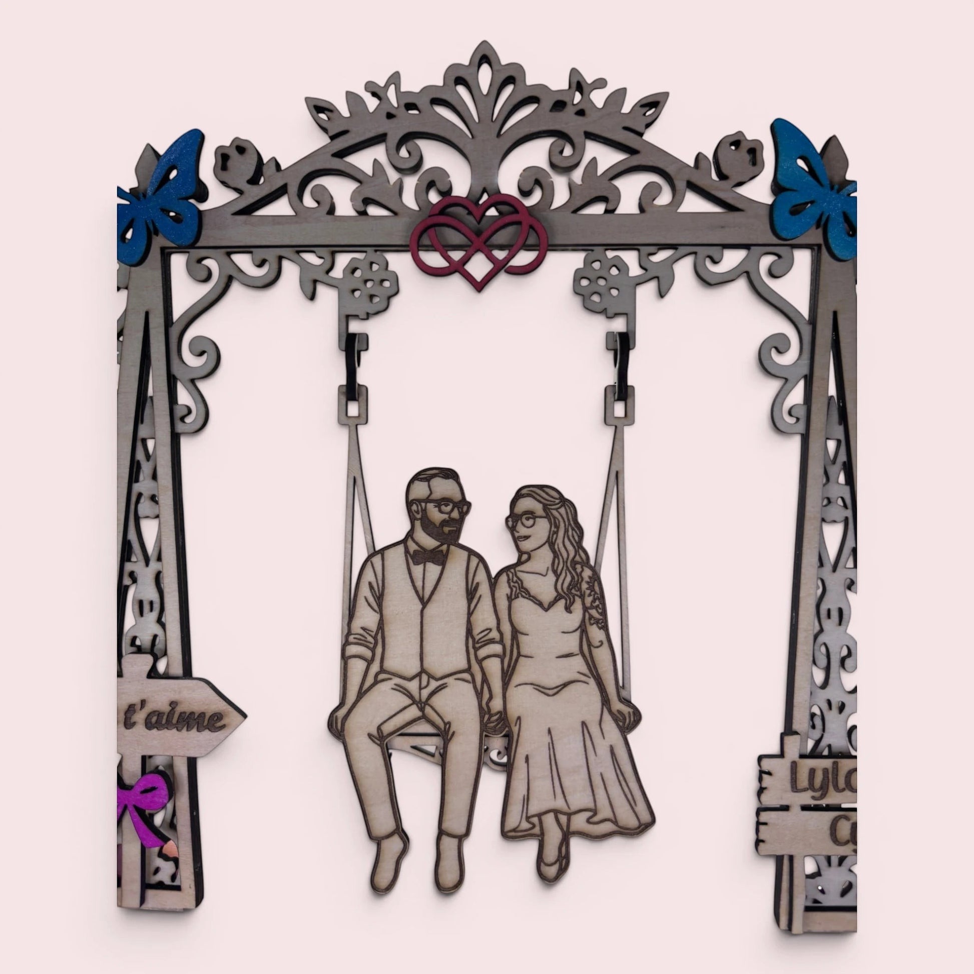 Cadre couple personnalisable en bois avec portrait gravé sur balançoire et décoration papillons