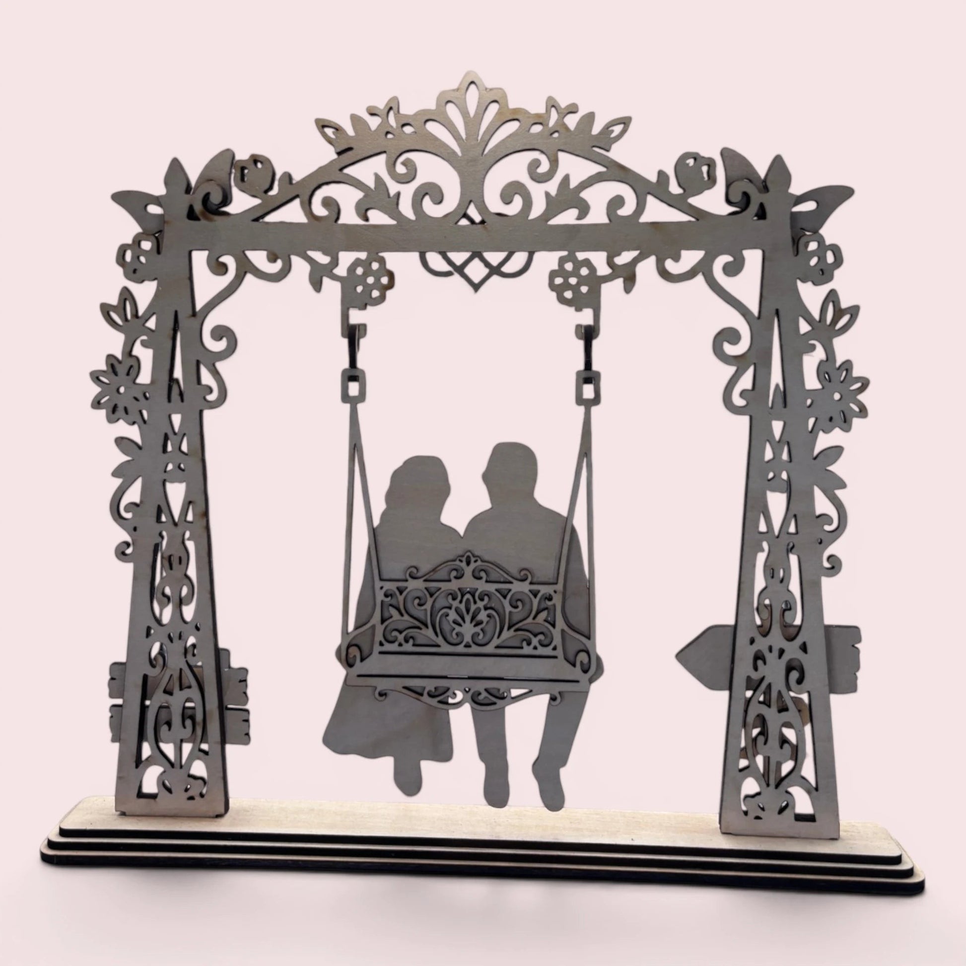 Cadre couple personnalisable en bois avec portrait gravé sur balançoire et décoration papillons