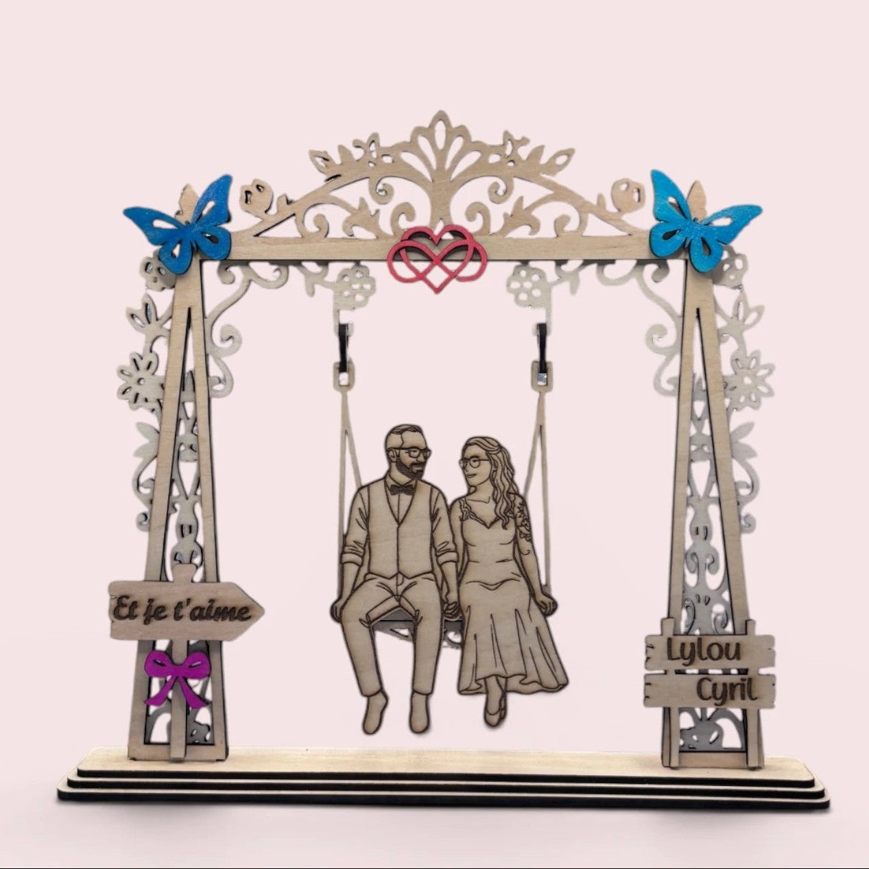 Cadre couple personnalisable en bois avec portrait gravé sur balançoire et décoration papillons