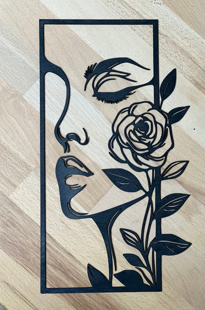 Visage de femme en bois – Découpe fine et élégante