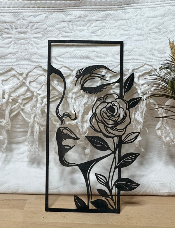 Visage de femme en bois – Découpe fine et élégante