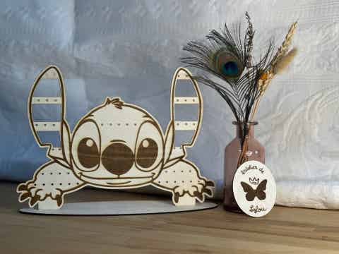 Support à boucles d’oreilles Stitch en bois