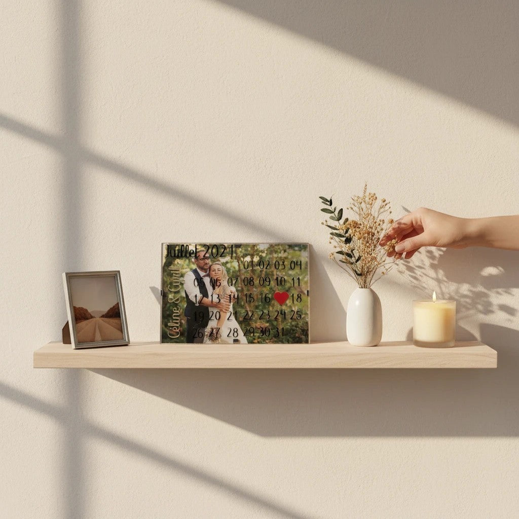 Calendrier personnalisé L'Atelier de Lylou en acrylique avec photo de couple, mois de juillet 2021 et dates importantes.