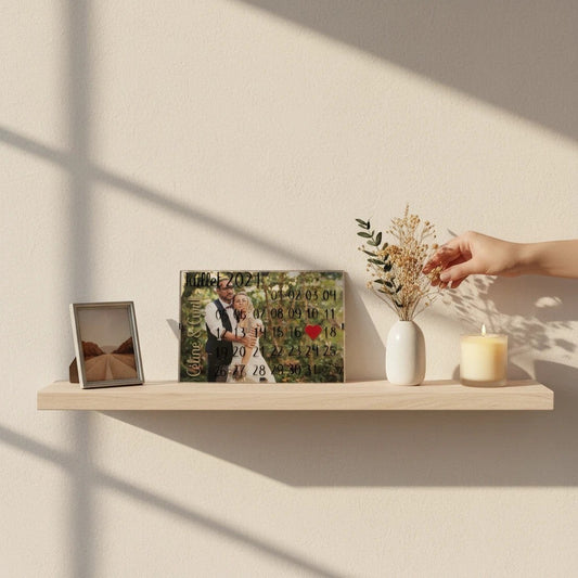 Calendrier personnalisé L'Atelier de Lylou en acrylique avec photo de couple, mois de juillet 2021 et dates importantes.