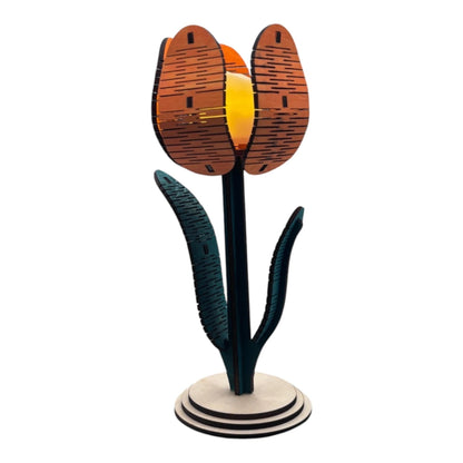 Lampe tulipe L'Atelier de Lylou en bois naturel et vert, design découpé au laser pour la décoration intérieure.