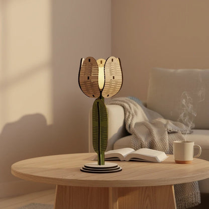 Lampe tulipe en bois découpé au laser, bois naturel et tige verte, L'Atelier de Lylou. Ambiance chaleureuse.