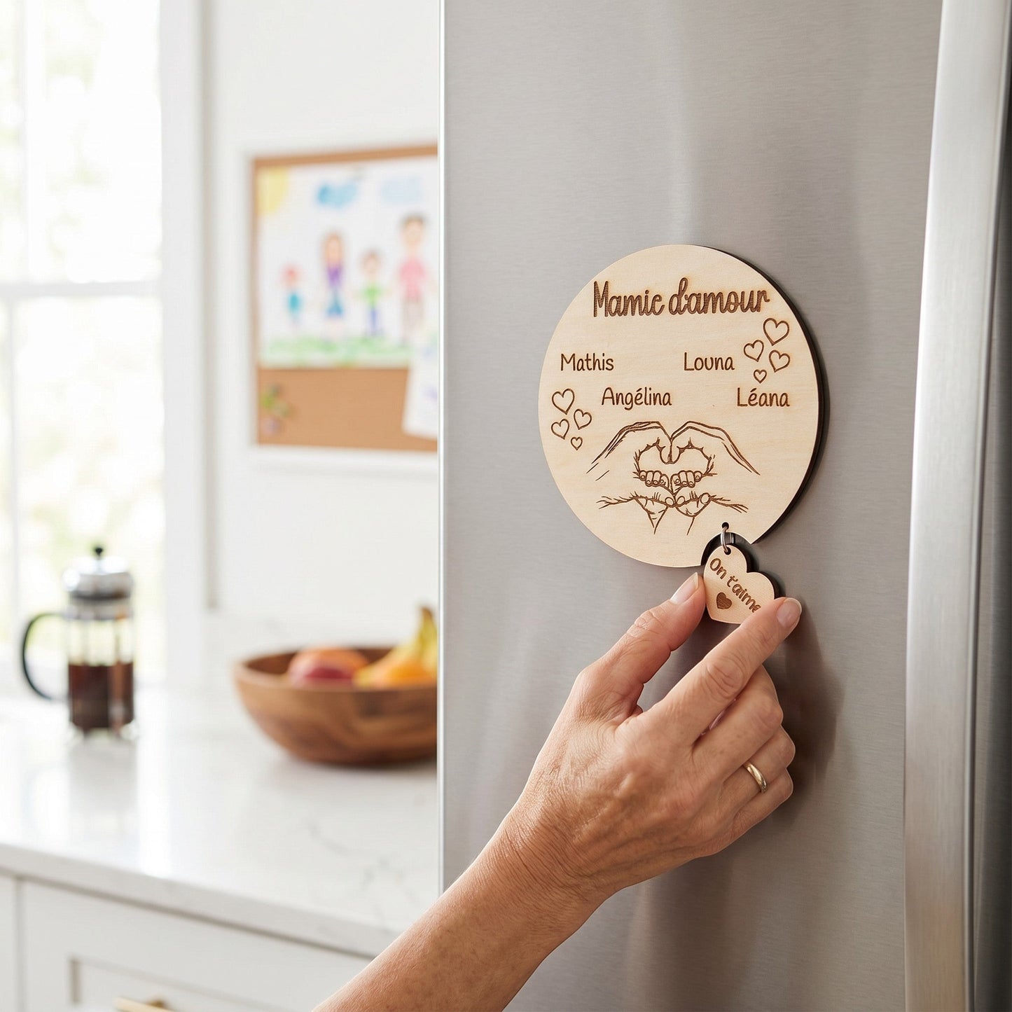 Magnet rond en bois personnalisé L'Atelier de Lylou avec prénoms et cœur "On t'aime", idéal pour Mamie d'amour.