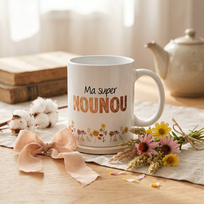 Mug blanc "Ma super NOUNOU" avec un motif floral coloré, cadeau personnalisé pour ATSEM, maître ou maîtresse.