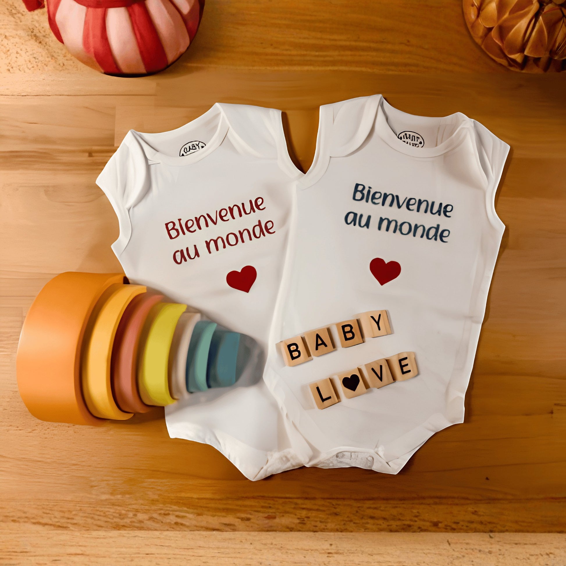 L'Atelier de Lylou : deux bodies blancs pour bébé "Bienvenue au monde" avec un cœur rouge. Coton.