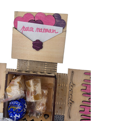 Boîte en bois L'Atelier de Lylou décorée de cœurs et fleurs, avec un message "pour maman". Contient des nougats et un chocolat Lindt.