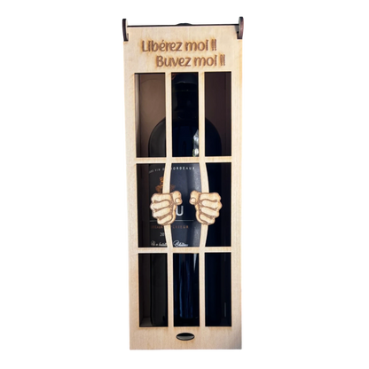 Boîte à bouteille humoristique en bois L'Atelier de Lylou, façon prison avec barreaux et poings, message "Libérez-moi ! Buvez-moi !"