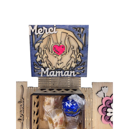 Boîte cadeau surprise en bois L'Atelier de Lylou "Merci Maman" avec cœur rose, compartiments et chocolats.