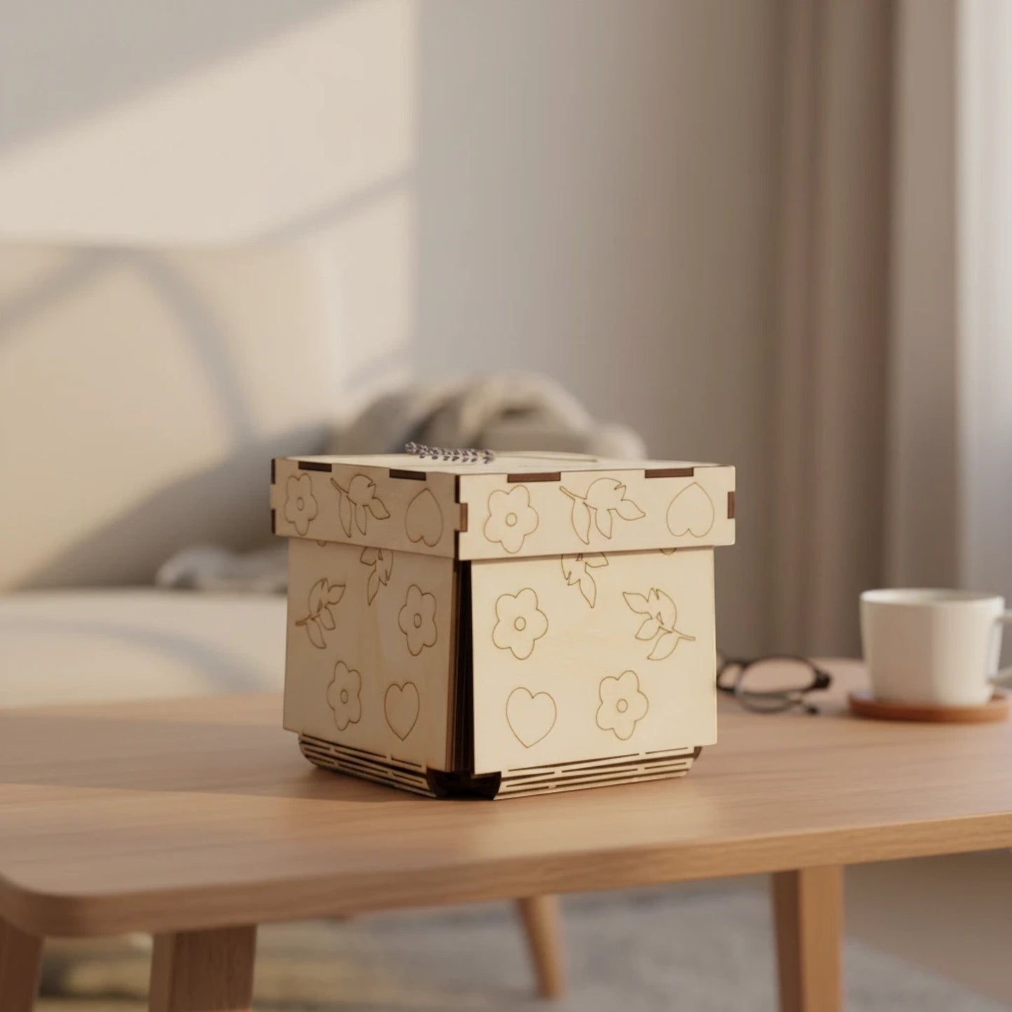 Boîte cadeau surprise en bois naturel L'Atelier de Lylou avec motifs floraux et cœurs gravés, idéale pour la Fête des Mères.
