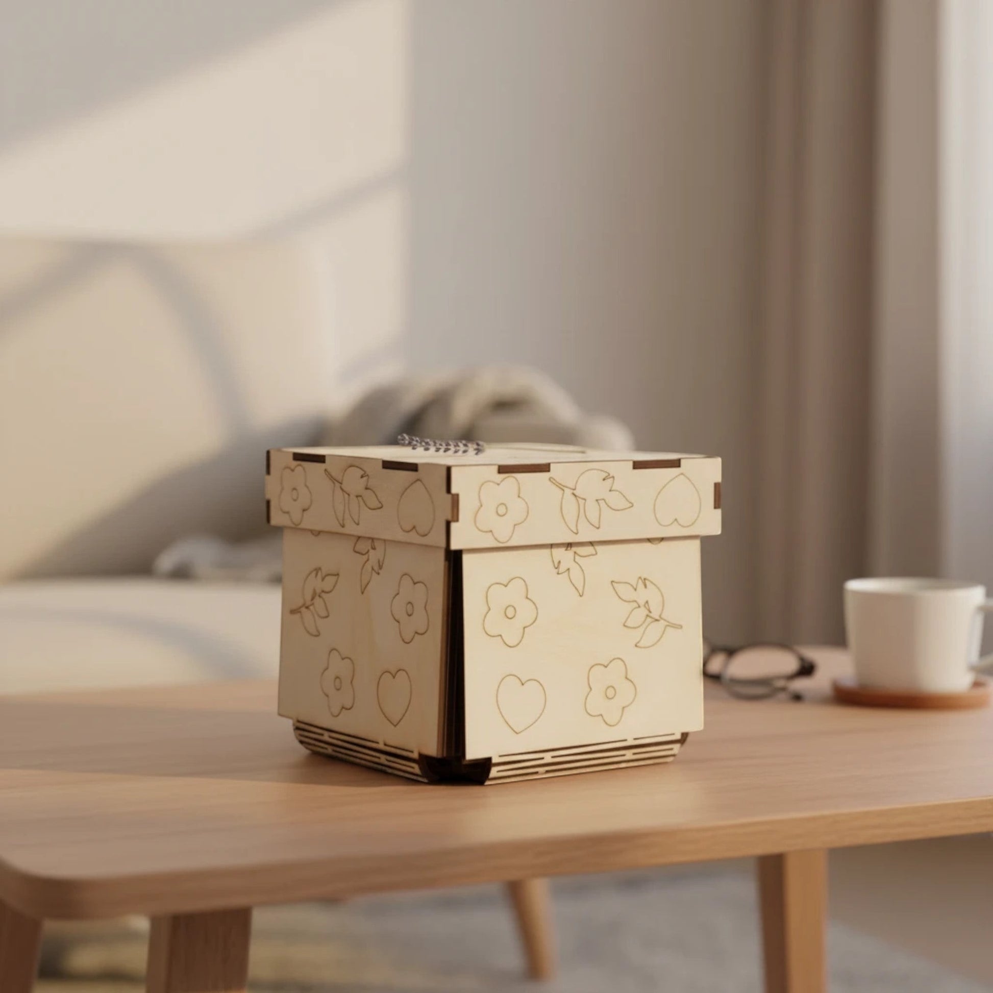 Boîte cadeau surprise en bois naturel L'Atelier de Lylou avec motifs floraux et cœurs gravés, idéale pour la Fête des Mères.