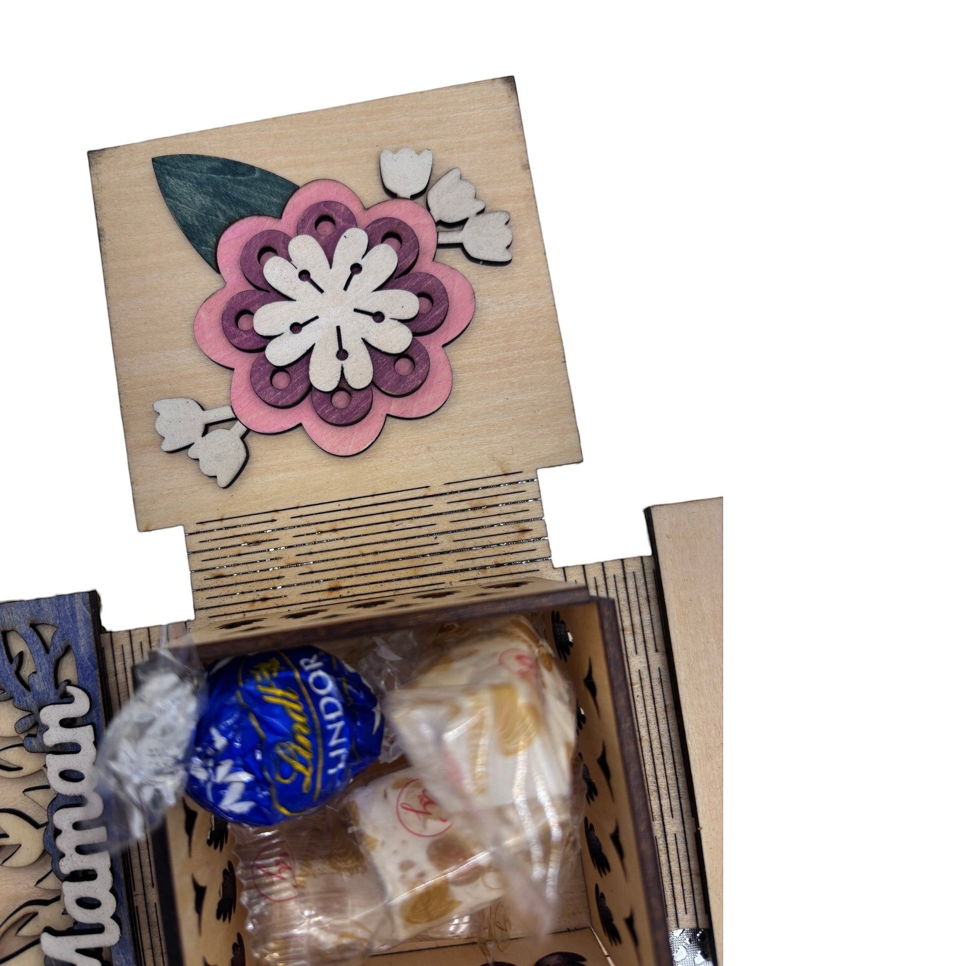 Boîte décorative en bois L'Atelier de Lylou avec fleurs et cœurs gravés, idéale pour bijoux ou cadeaux.