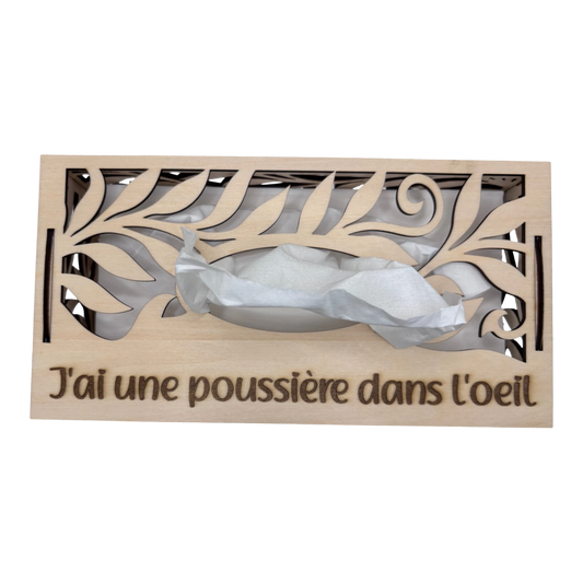 Boîte à mouchoirs décorative en bois clair L'Atelier de Lylou avec motif floral ajouré et inscription "J'ai une poussière dans l'oeil".