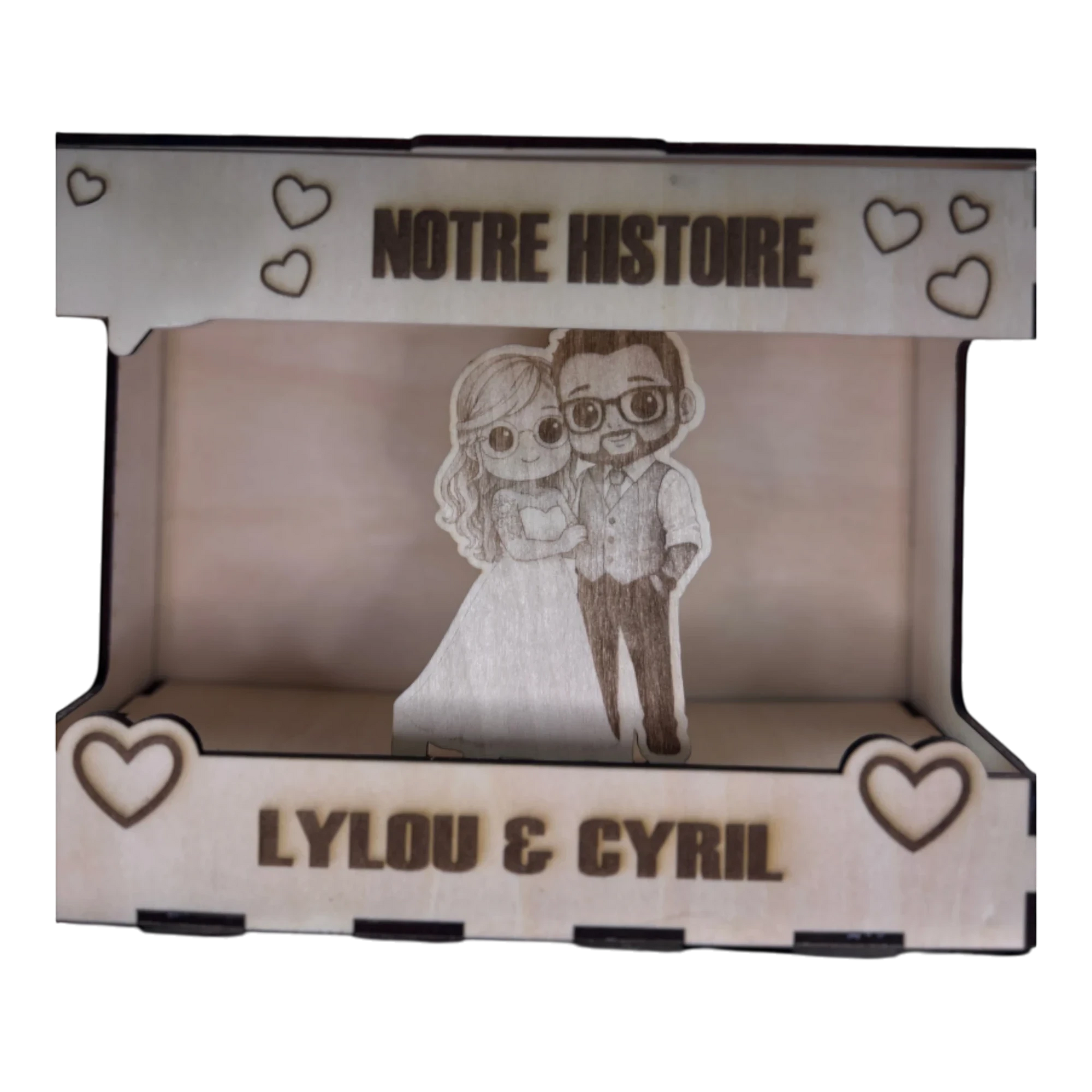 Boîte à souvenirs personnalisée en bois L'Atelier de Lylou avec couple stylisé et cœurs, inscription "NOTRE HISTOIRE" et "LYLOU & CYRIL".