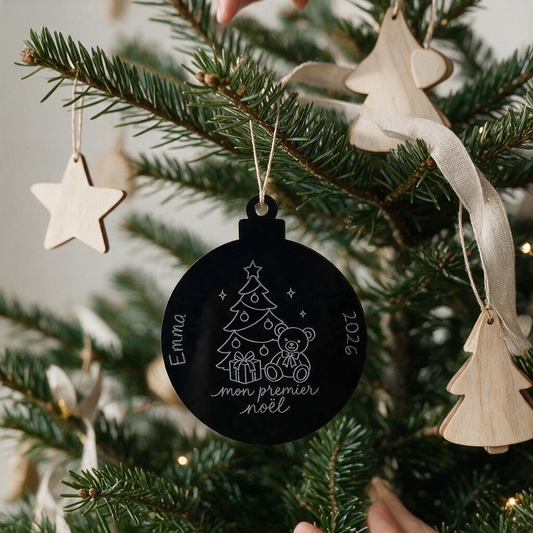 Boule de Noël personnalisée L'Atelier de Lylou en acrylique noir gravée avec un ourson et Mon premier Noël