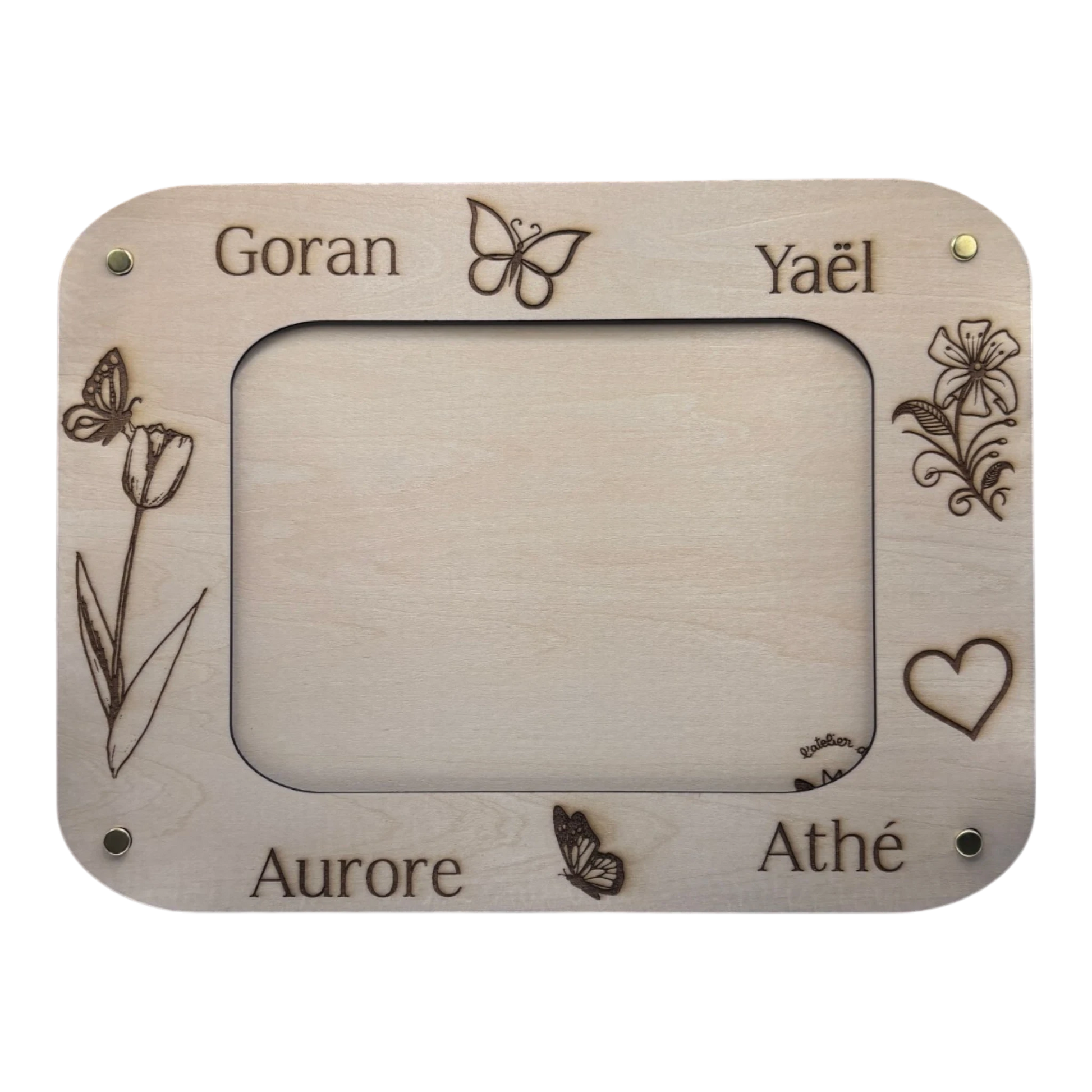 Cadre photo L'Atelier de Lylou en bois naturel gravé avec prénoms, tulipe, papillons, fleur et cœur. Pour photo 10x15 cm.