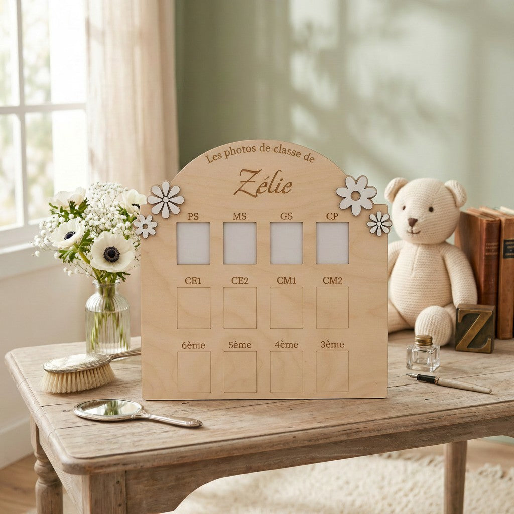 Cadre photo L'Atelier de Lylou en bois naturel personnalisé avec prénom, 12 emplacements pour photos de classe, décor floral.