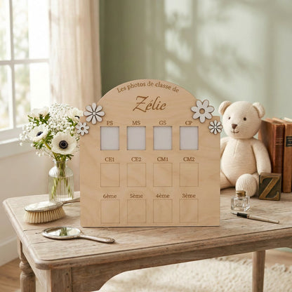 Cadre photo L'Atelier de Lylou en bois naturel personnalisé avec prénom, 12 emplacements pour photos de classe, décor floral.