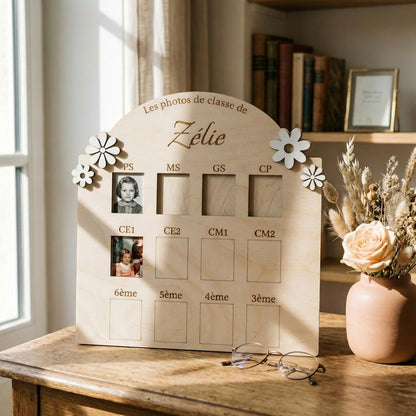 Cadre photo en bois L'Atelier de Lylou pour photos de classe, personnalisé avec prénom, décor floral, 12 emplacements.