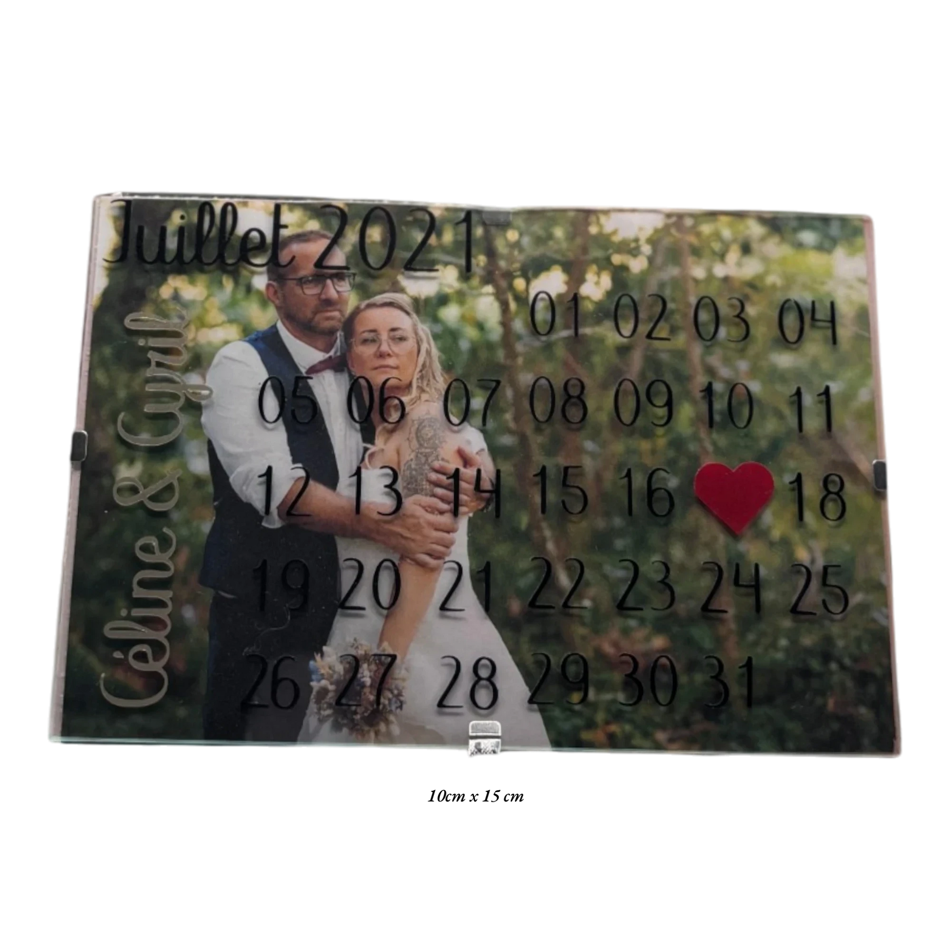 Calendrier personnalisé L'Atelier de Lylou en acrylique avec photo de couple, mois de Juillet 2021, et dates importantes marquées.