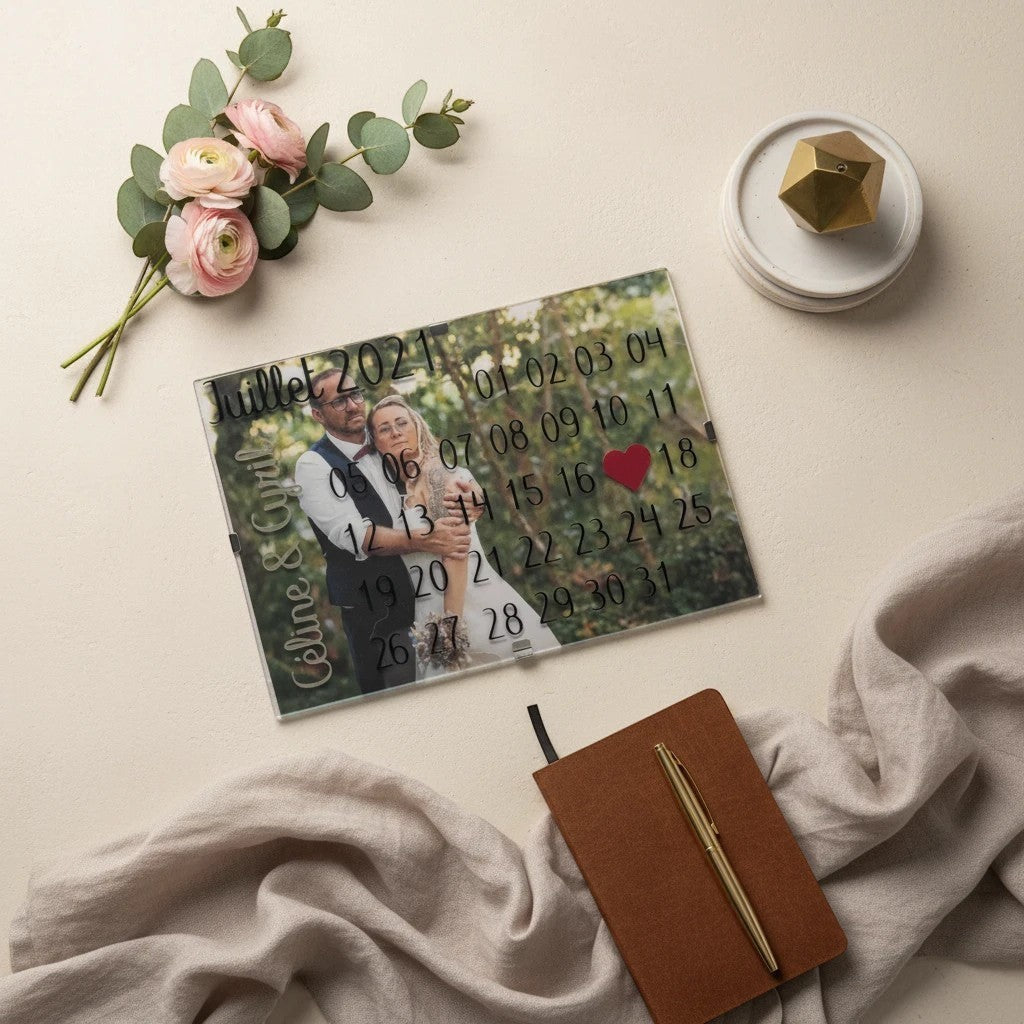 Calendrier personnalisé L'Atelier de Lylou en acrylique avec photo de couple, mois de juillet 2021 et dates importantes marquées.