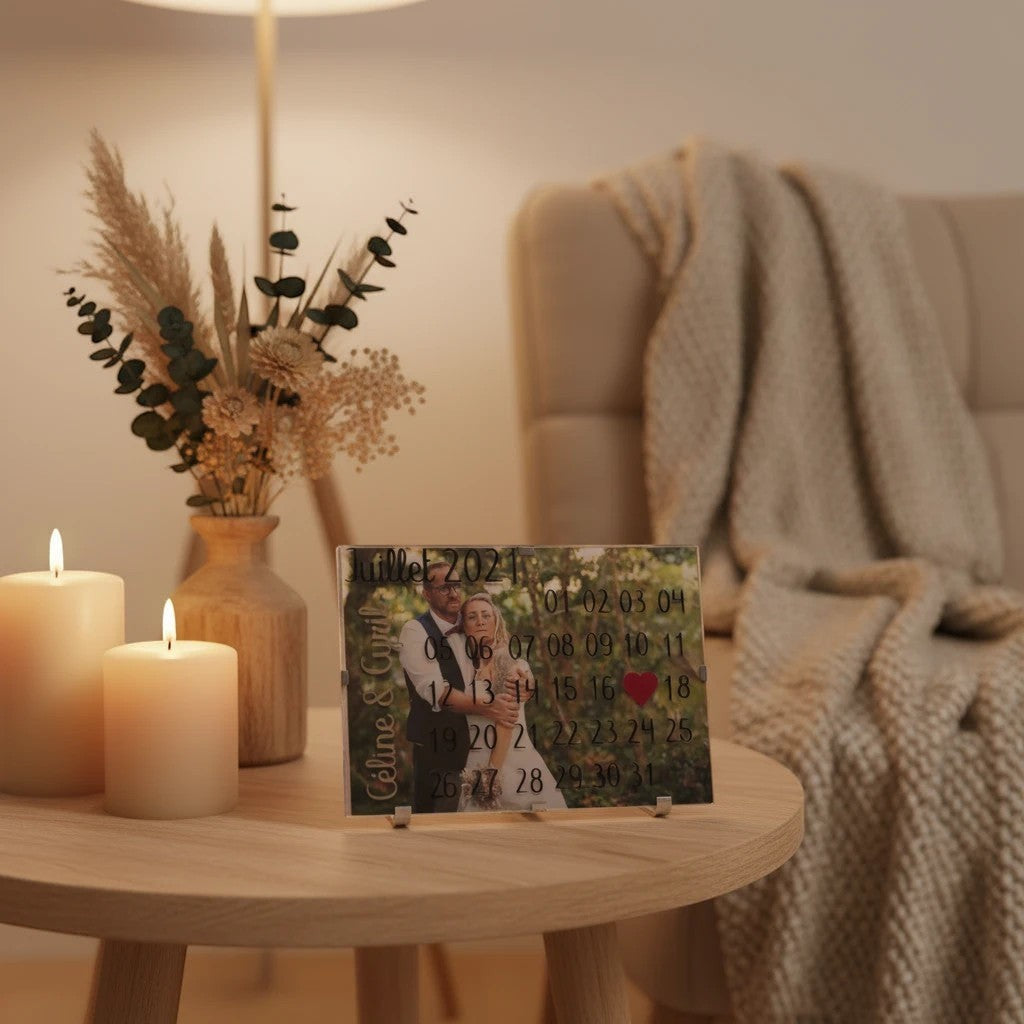 Calendrier personnalisé L'Atelier de Lylou en acrylique avec photo de couple, juillet 2021 et dates importantes.