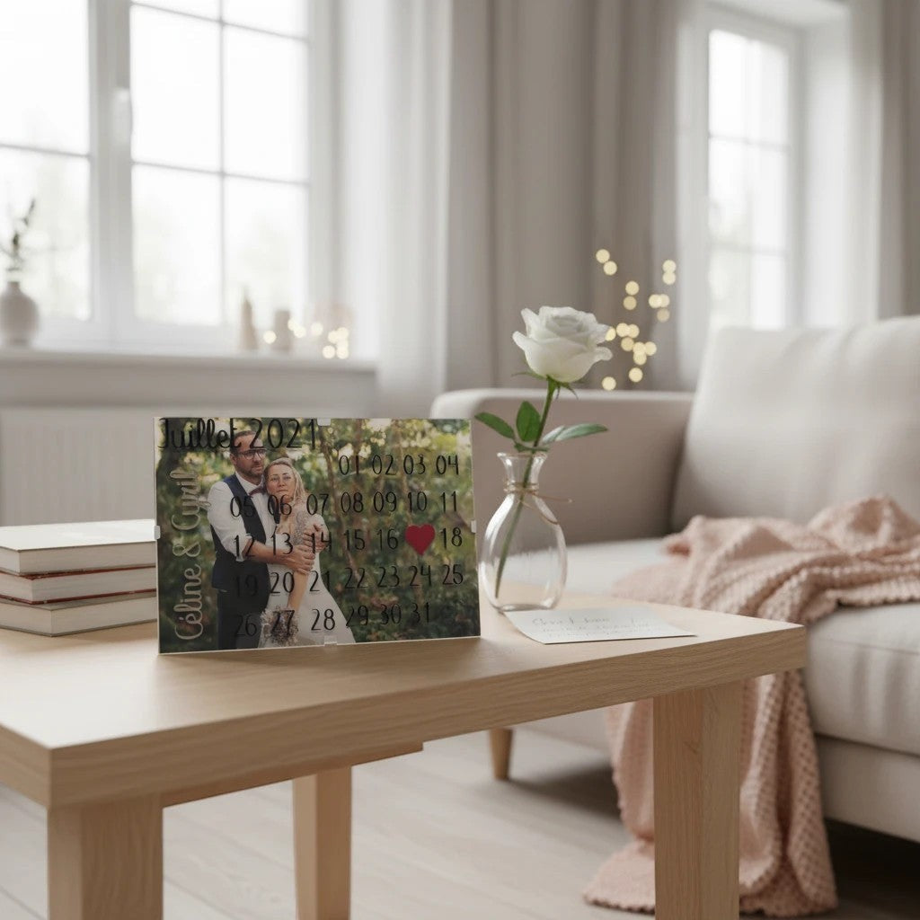 Calendrier personnalisé en acrylique L'Atelier de Lylou avec photo de couple, mois de juillet 2021 et dates importantes marquées.