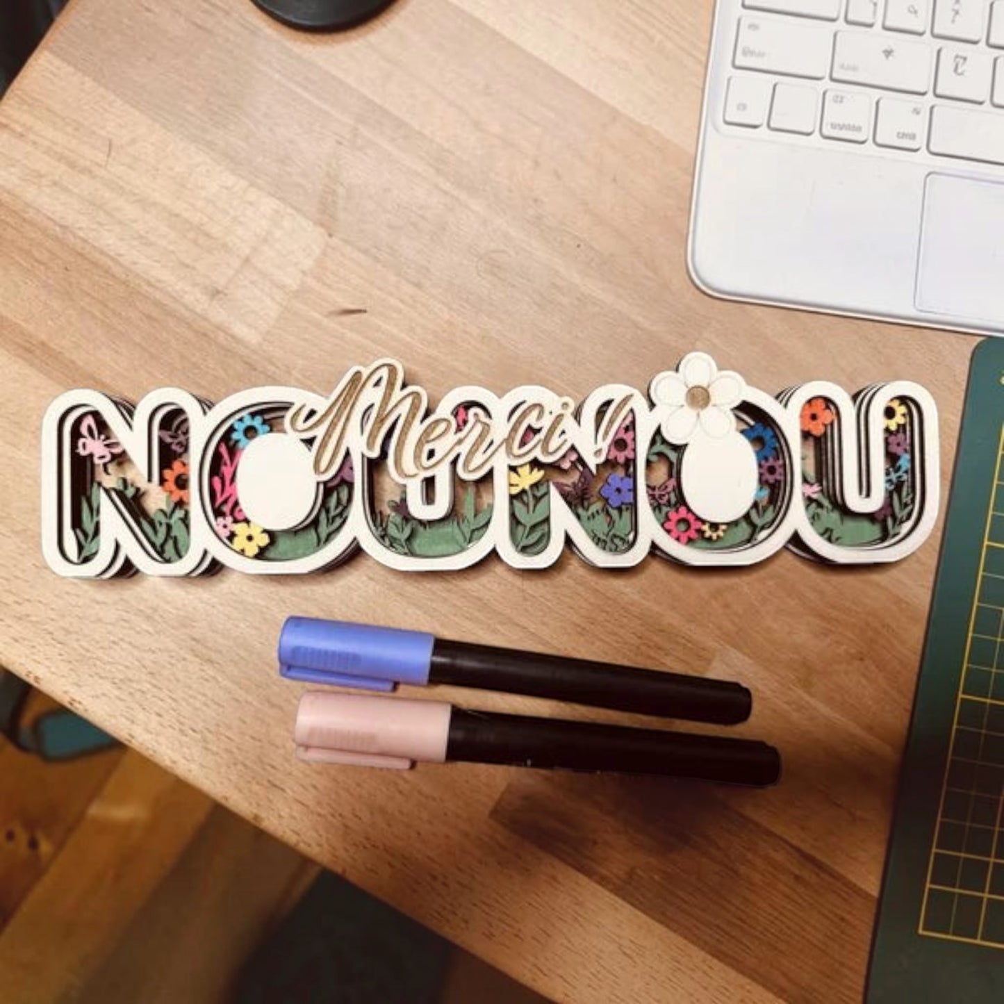 L'Atelier de Lylou, décoration en bois multicouches "Merci Nounou" avec motif floral et papillons.