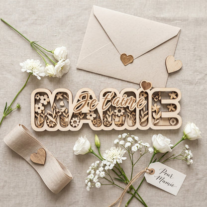 Décoration 3D en bois multicouches L'Atelier de Lylou avec le mot Mamie Je t'aime et un motif floral découpé au laser.