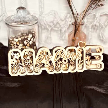 Décoration 3D en bois multicouches L'Atelier de Lylou avec inscription "Mamie Je t'aime" et motif floral découpé au laser.