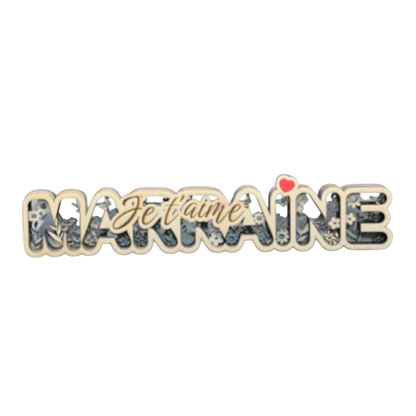 Décoration en bois multicouches 3D L'Atelier de Lylou "Marraine je t’aime" avec motif floral et petit cœur rouge.