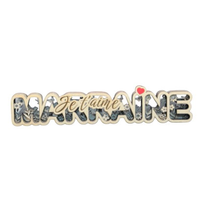 Décoration en bois multicouches 3D L'Atelier de Lylou "Marraine je t’aime" avec motif floral et petit cœur rouge.