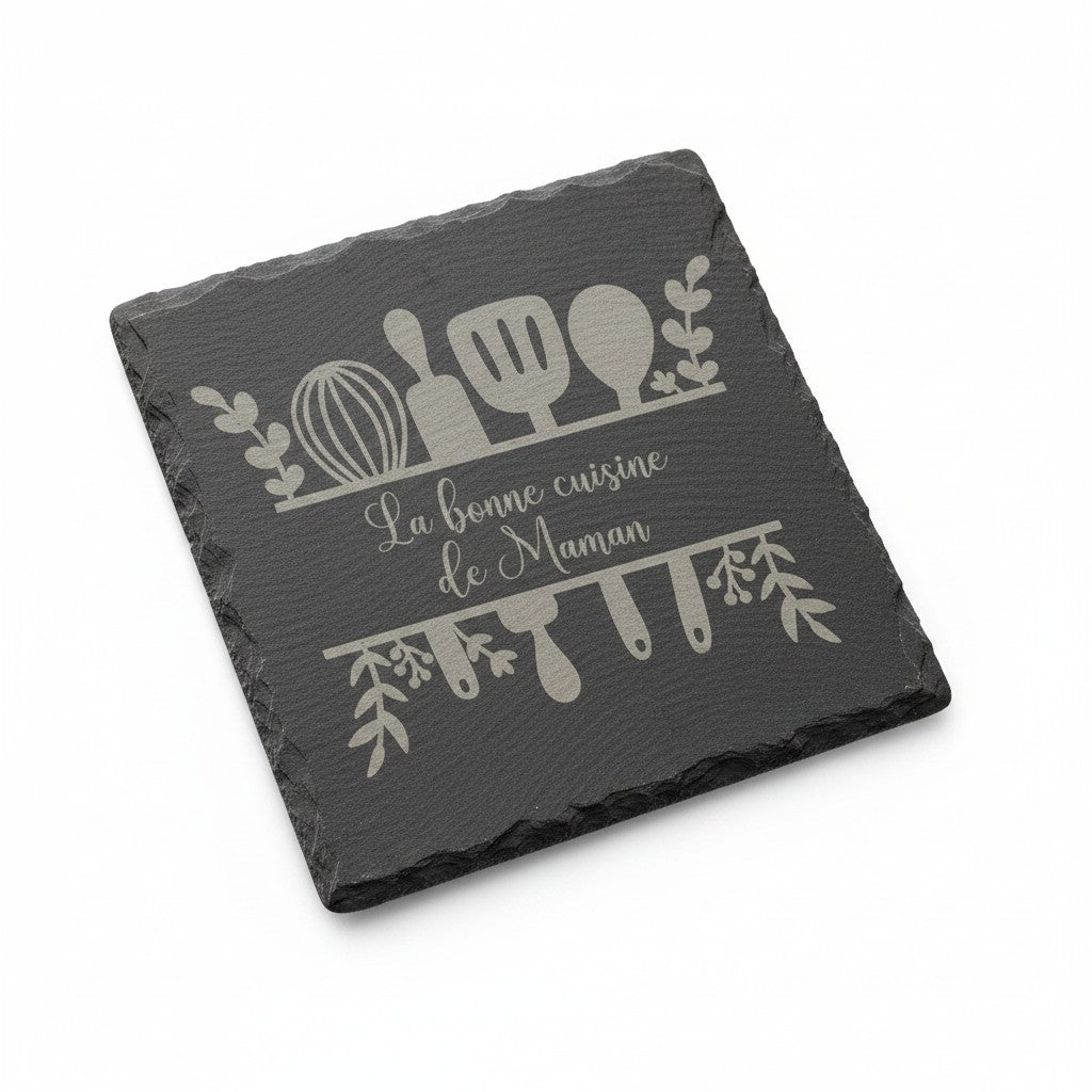 Dessous de plat carré en ardoise naturelle noire, gravé avec des ustensiles de cuisine et le texte "La bonne cuisine de Maman" par L'Atelier de Lylou.