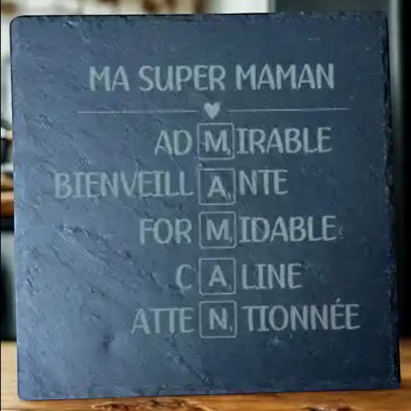 Dessous de plat en ardoise naturelle L'Atelier de Lylou avec gravure laser "Ma Super Maman" et mots inspirés du Scrabble.