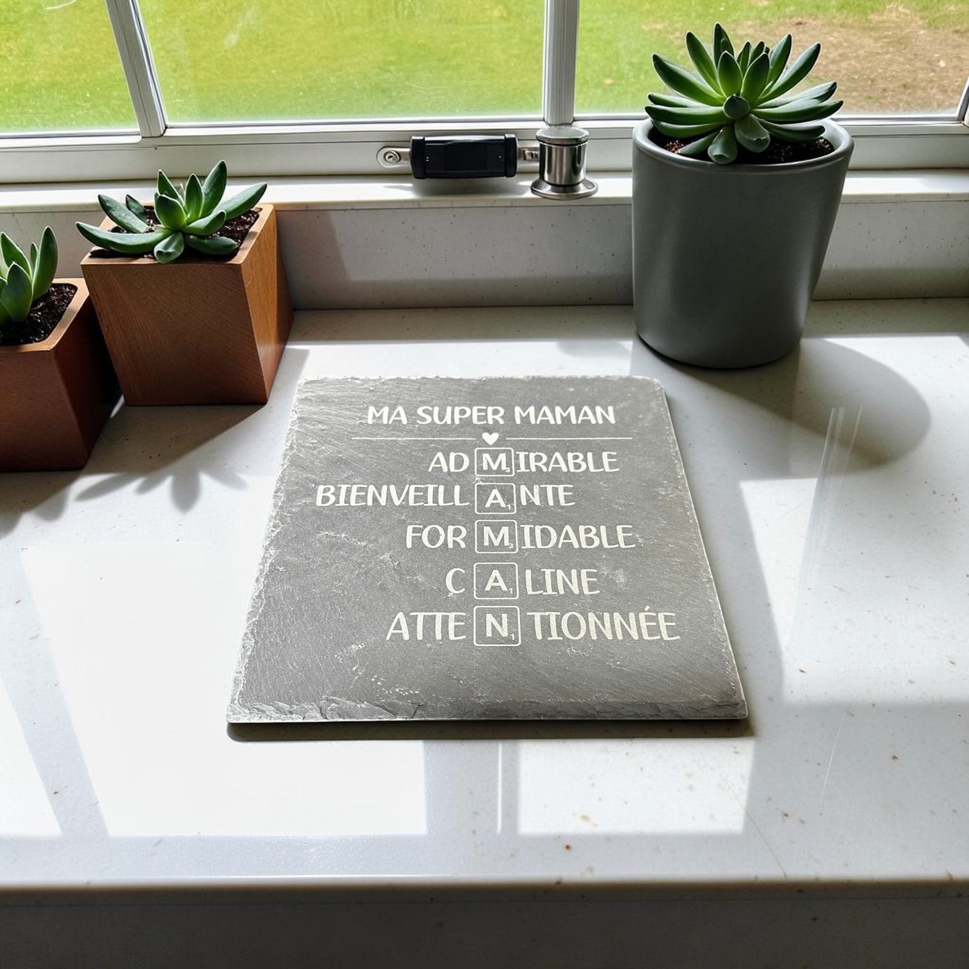 Dessous de plat en ardoise naturelle L'Atelier de Lylou "Ma Super Maman" avec gravure laser style Scrabble. Cadeau original.